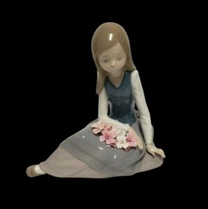 LLadro "NOSTALGIA" #5071Girl sitting on ground flowers in lap Procelain